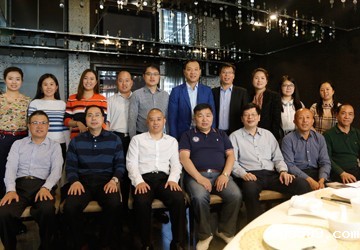 bv伟德中文网举行四月份集体生日交流会暨新增补第四届理事会领导成员授牌仪式