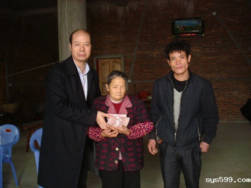 常务副会长杨文秀除夕送温暖   为三位老人建栖身之所