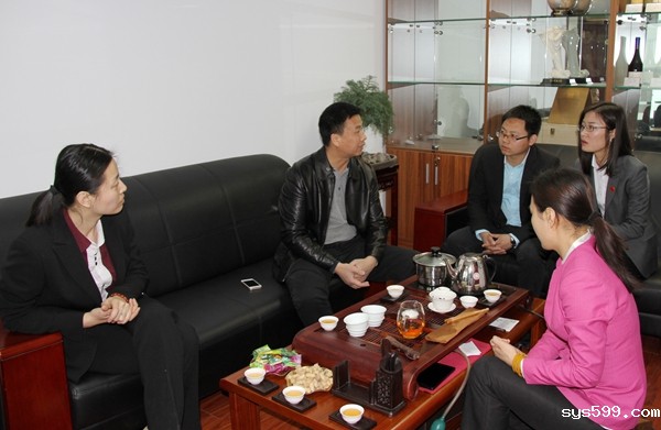 bv伟德中文网副会长吴荣含、李双辉共同来到总商会值班