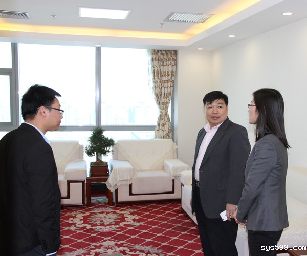 总商会常务副会长姚志远、杨文秀，副会长萧文亭共同来到总商会值班 