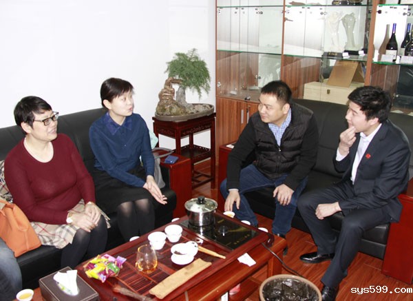 bv伟德中文网副会长陈宗英、林建海共同来到总商会值班