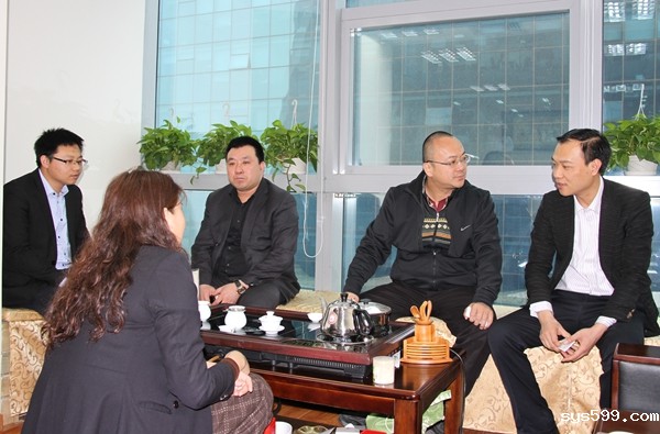 bv伟德中文网副会长阮昌文、施左亮共同来到商会值班