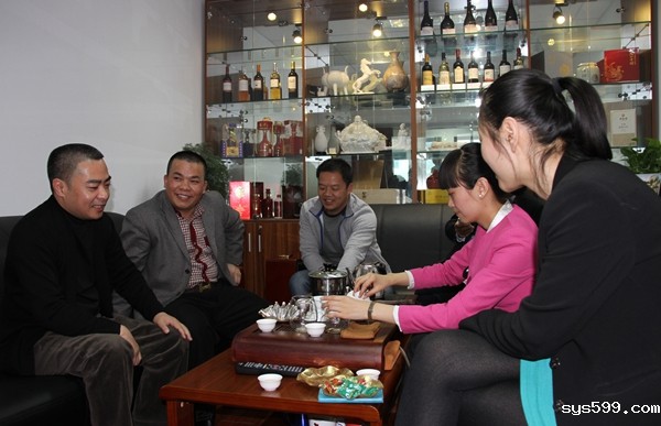 bv伟德中文网副会长朱义禄、吴国林共同来到总商会值班