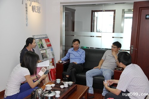 副会长秦刚、薛祥华共同来到总商会值班