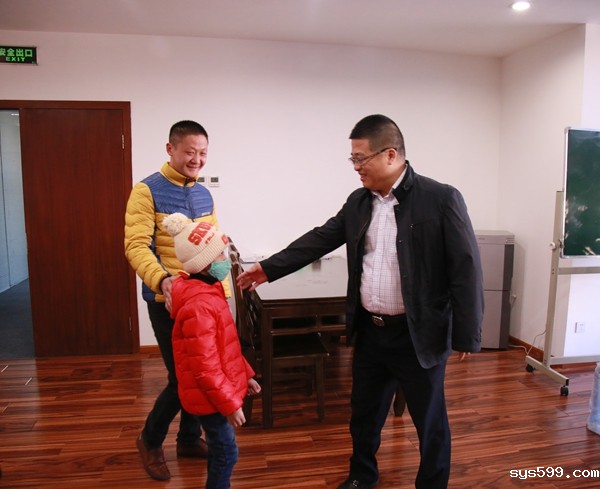 人间有爱—福建南平籍白血病患儿小萱的父亲及小萱感谢bv伟德中文网副会长、爱心人士杨勇龙的捐助