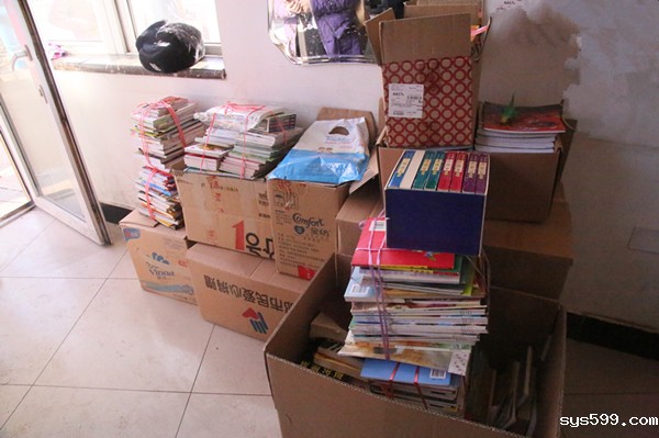 育鹰小学1212本图书送温暖