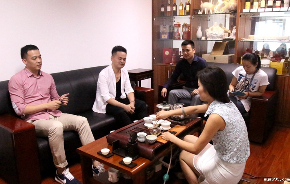 常务副会长郑连发、副会长陈忠清共同来到总商会值班